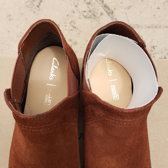 Clarks Womens Demi Beat Tan Suede Pull On Ankle Chelsea Boots Shoes NWT - Picture 6 of 10